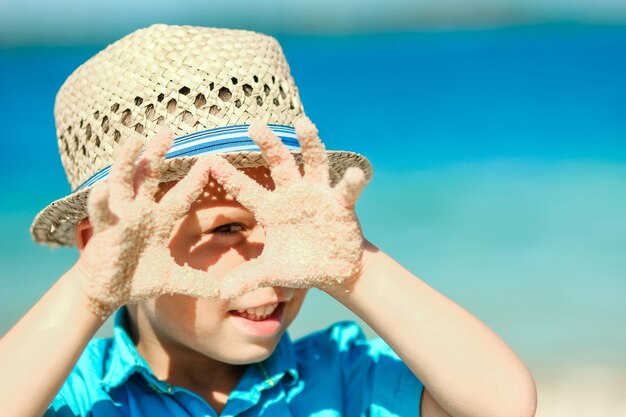 Ein glückliches Kind am Meer im Naturreiseurlaub