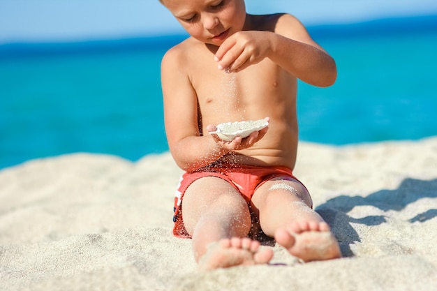 Ein glückliches Kind am Meer in der Natur, Wochenendreise