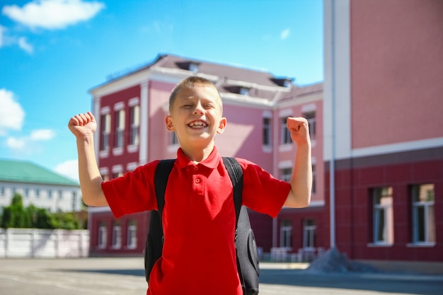 Ein glückliches Kind, das auf dem Rückweg zur Schule zur Schule geht