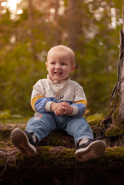 Ein glückliches Kind, der Junge lacht ein Lächeln auf seinem Gesicht