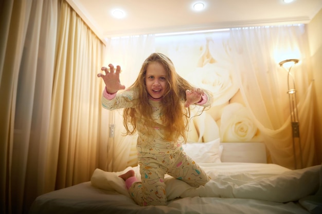 Ein glückliches Mädchen, das sich im Hotelzimmer amüsiert. Reise mit einem Kinder-Touristen.