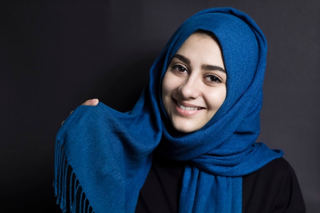 Ein glückliches muslimisches Mädchen. Araber lächelt.