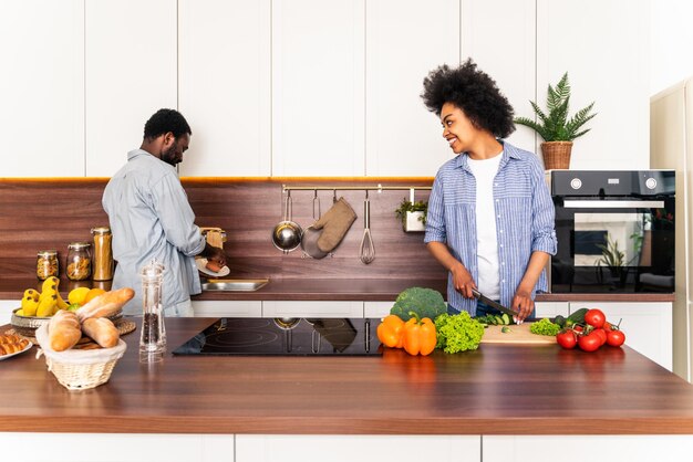 Foto ein glückliches paar bereitet essen in der küche vor