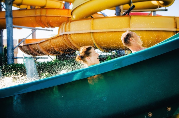 Ein glückliches Paar genießt eine Wasserrutsche