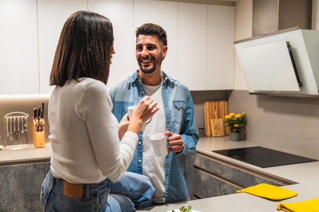 Ein glückliches Paar genießt gemeinsam Kaffee in einer modernen Küche