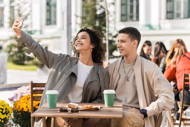 Ein glückliches Paar im Freien in der Nähe eines Cafés