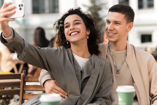 Ein glückliches Paar im Freien in der Nähe eines Cafés