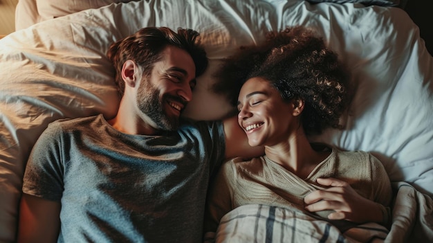 Ein glückliches Paar liegt zusammen im Bett und genießt die Gesellschaft des anderen