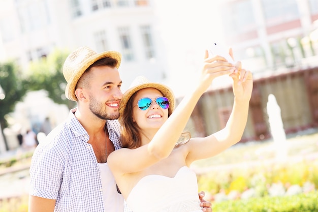 Ein glückliches Paar macht Selfie im Park