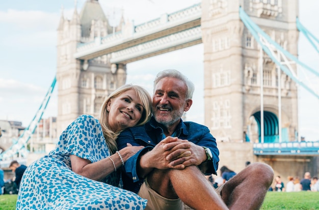 Ein glückliches Seniorenpaar verbringt Zeit zusammen in London