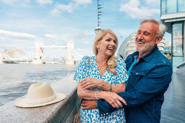 Ein glückliches Seniorenpaar verbringt Zeit zusammen in London