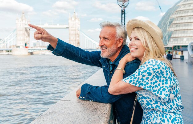 Foto ein glückliches seniorenpaar verbringt zeit zusammen in london