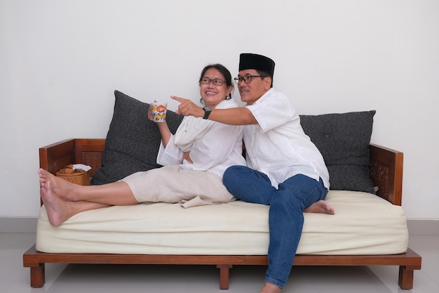 Ein glückliches und harmonisches indonesisches Paar bricht zu Hause sein Fasten