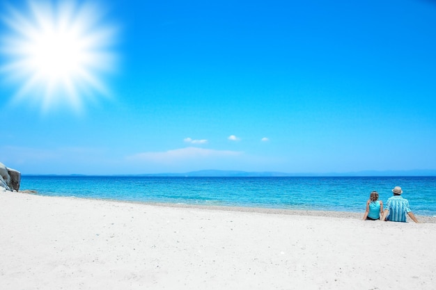 Ein glückliches verliebtes Paar am Meer in der Natur, Wochenendreise