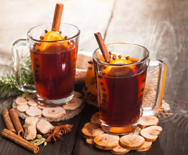 Ein Glühwein im Glasbecher auf Holzuntergrund