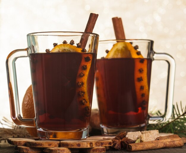 Ein Glühwein im Glasbecher auf Holzuntergrund