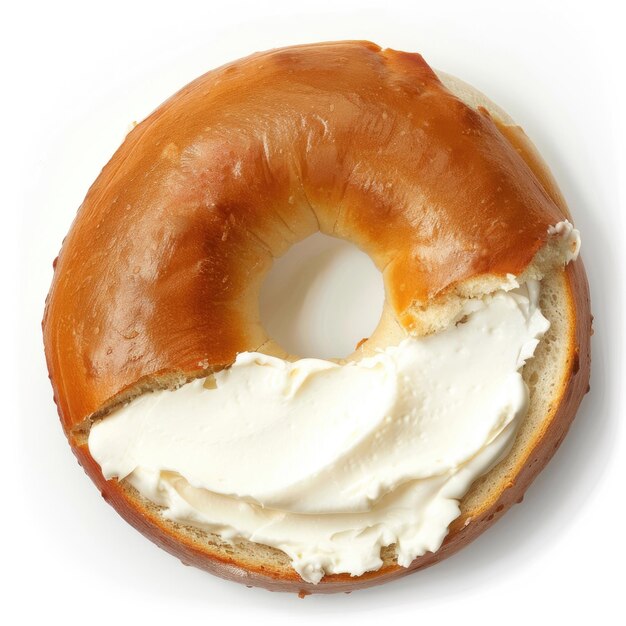 Ein goldener Bagel mit Creme-Käse auf weißem Hintergrund