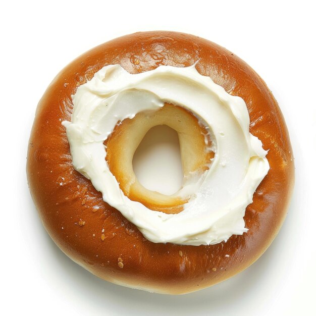 Ein goldener Bagel mit Creme-Käse auf weißem Hintergrund