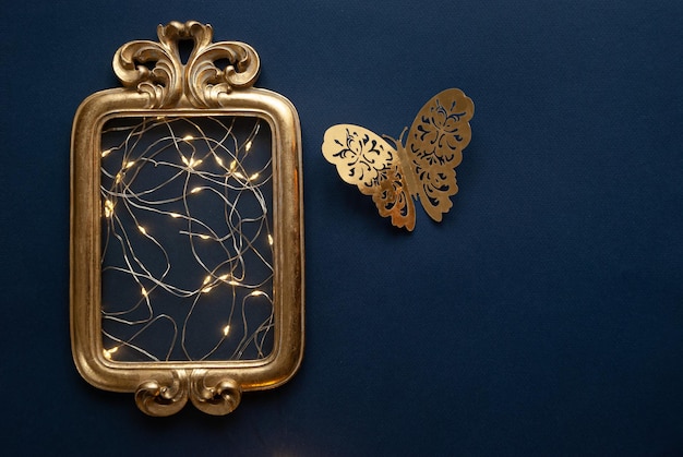 Ein goldener Rahmen mit einem Schmetterling darauf