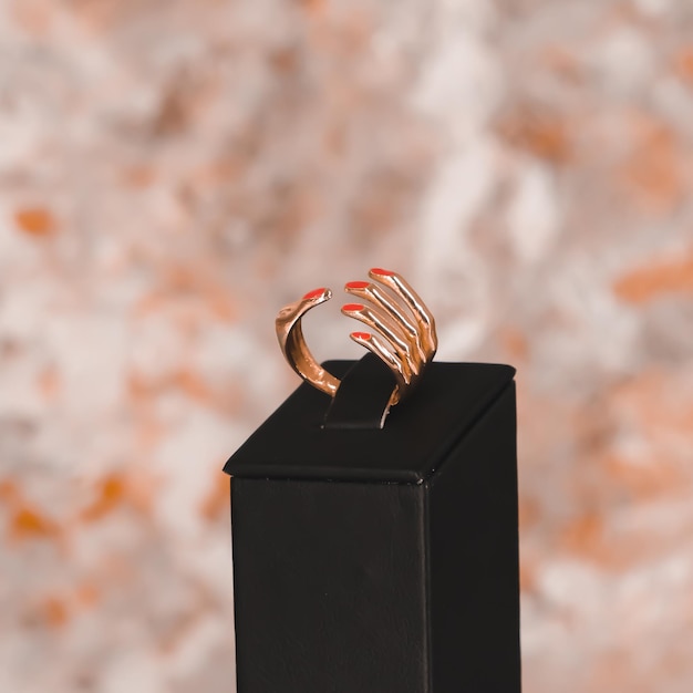 Ein goldener Ring mit dem Wort Mond darauf