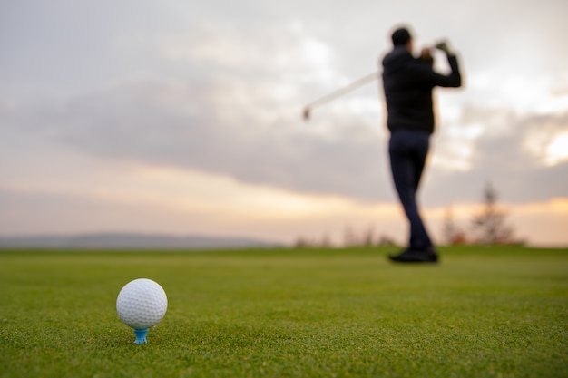 Ein Golfspieler bereitet den Ball vor, um am Golfplatz abgefeuert zu werden