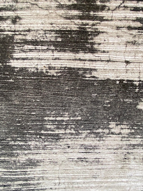 Ein grau-weißer Teppich mit einem schwarz-weißen Muster.