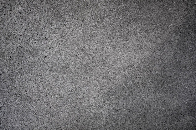 Ein grauer Teppich mit schwarzem Hintergrund und einem weißen Fleck auf der Unterseite