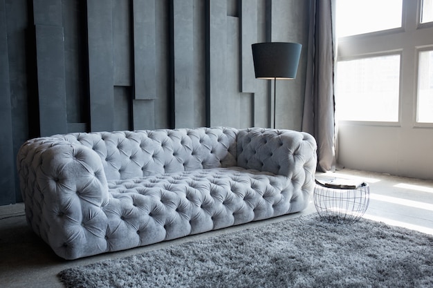 Ein graues Sofa im Loftzimmer