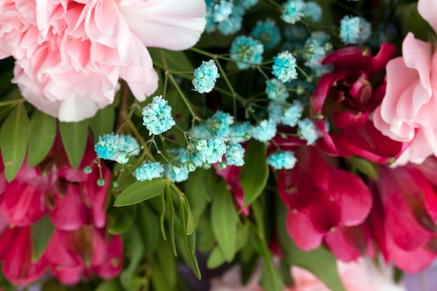 Ein großer Blumenstrauß mit kleinen blauen Blumensträuchern, die Blumen haben Mängel