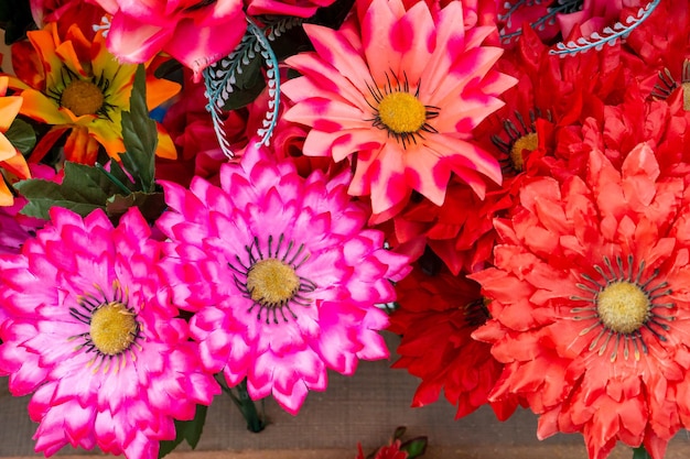 Ein großer bunter Blumenstrauß für den Feiertag Innendekoration mit künstlichen Blumen Die Arbeit eines Floristen bei einem Bankett, einem Feiertag oder einer Hochzeit