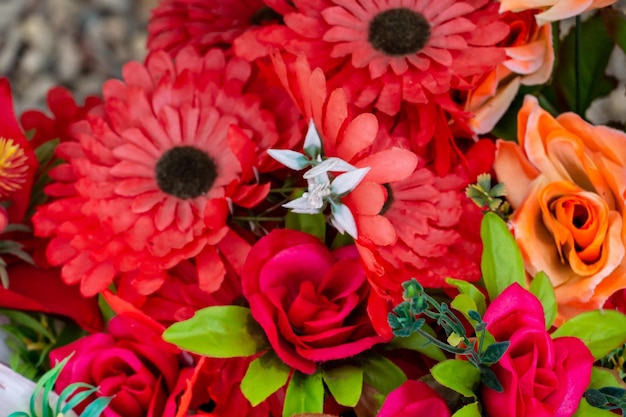 Ein großer bunter Blumenstrauß für den Feiertag Innendekoration mit künstlichen Blumen Die Arbeit eines Floristen bei einem Bankett, einem Feiertag oder einer Hochzeit