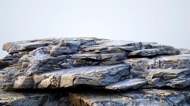 Ein großer Felsen sitzt in der Mitte einer weißen Leere. Der Felsen ist grau und hat eine raue Textur.