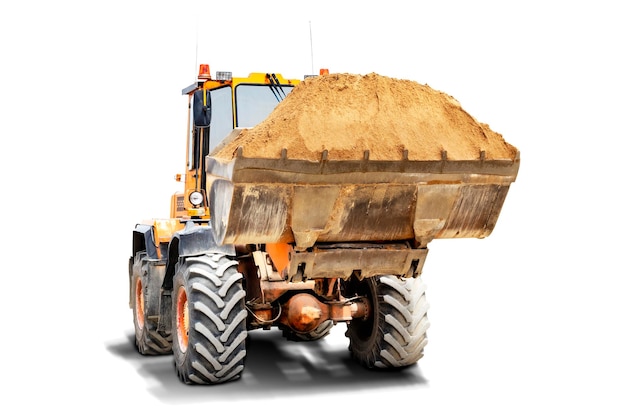 Ein großer Frontlader transportiert Sand in einem Eimer auf einer Baustelle Transport von Schüttgütern Isolierter Lader auf weißem Hintergrund