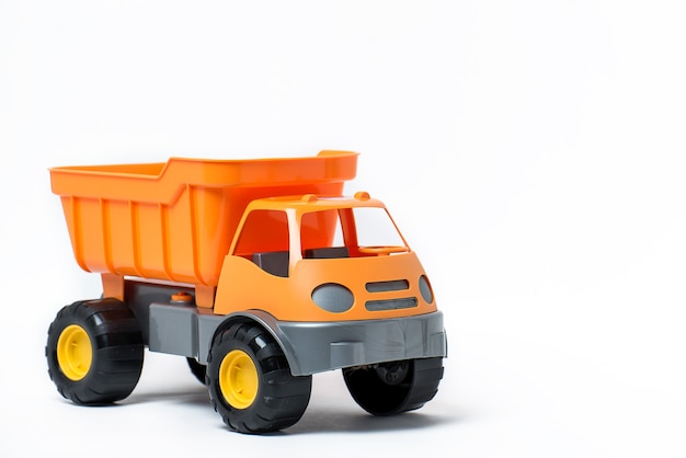 Ein großer Plastikspielzeugwagen lokalisiert auf weißem Hintergrund