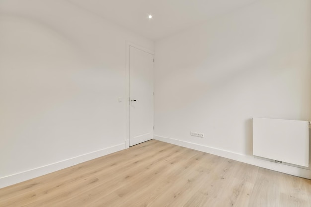 Ein großer Raum in einem leeren neuen Haus im minimalistischen Stil in Weißtönen