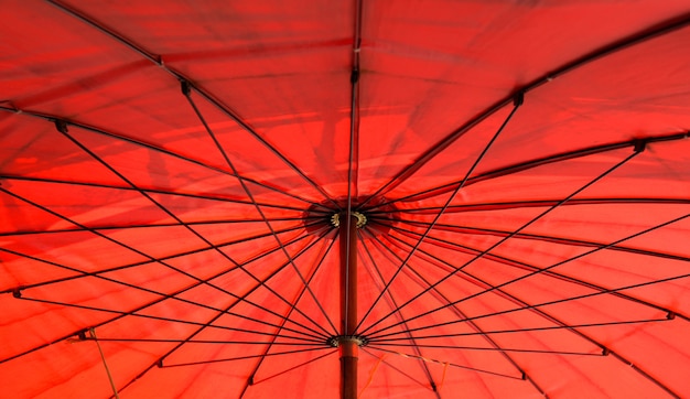 ein großer roter Regenschirm