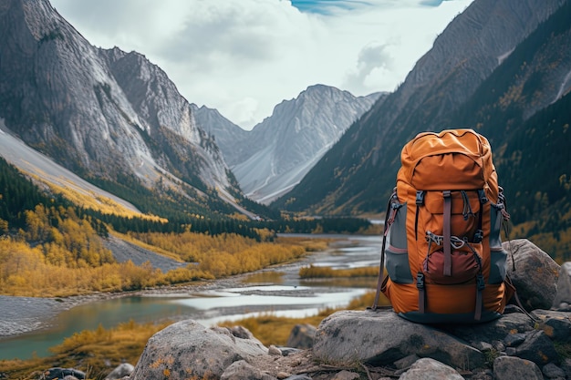 Ein großer Rucksack für Touristen auf dem Hintergrund eines Bergflusses