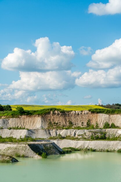 Ein großer Sandsteinbruch und ein See Ein überfluteter alter verlassener Steinbruchkomplex Gewinnung von Sand und Gestein für industrielle Anwendungen