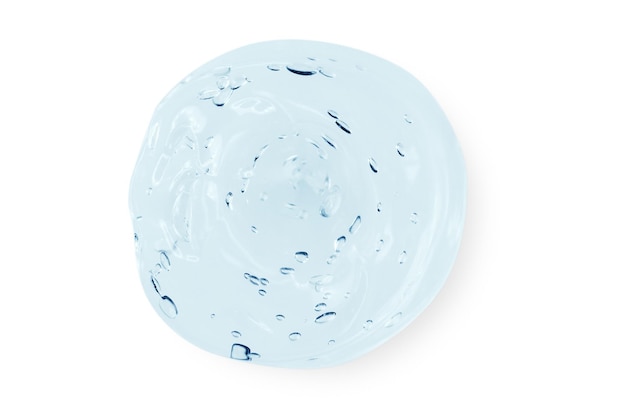 Ein großer Schmier oder ein Tropfen eines klarblauen Gelserums auf einem leeren, transparenten Hintergrund