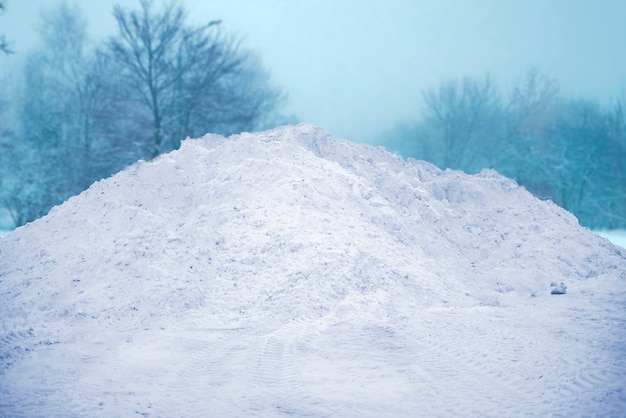 Ein großer Schneehaufen auf der Straße in der Nähe der Straße, Wintersaison