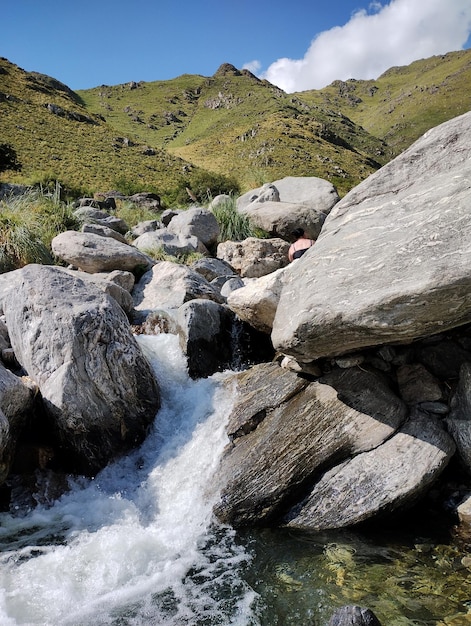 Foto ein großer stein liegt im wasser