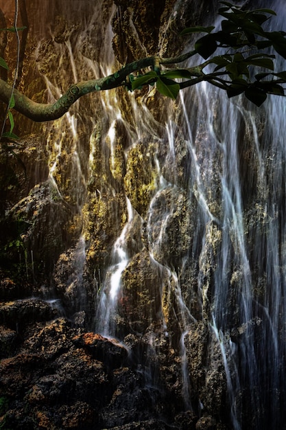 Ein großer Wasserfall im tropischen mysteriösen Märchendschungel der Strahlen der Sonne