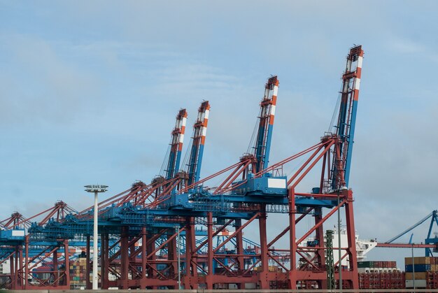 Ein großes Containerterminal im Seehafen