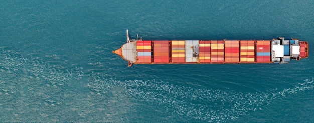 Ein großes Frachtschiff mitten auf dem Meer