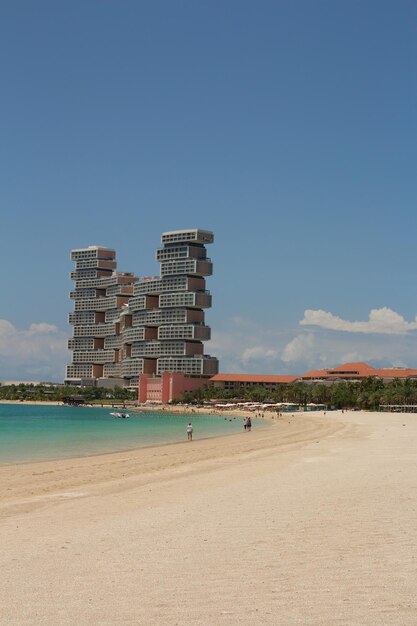 Foto ein großes gebäude am strand