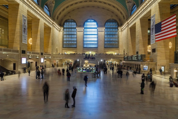 Ein großes Gebäude mit einem großen Fenster, auf dem „Grand Central“ steht.