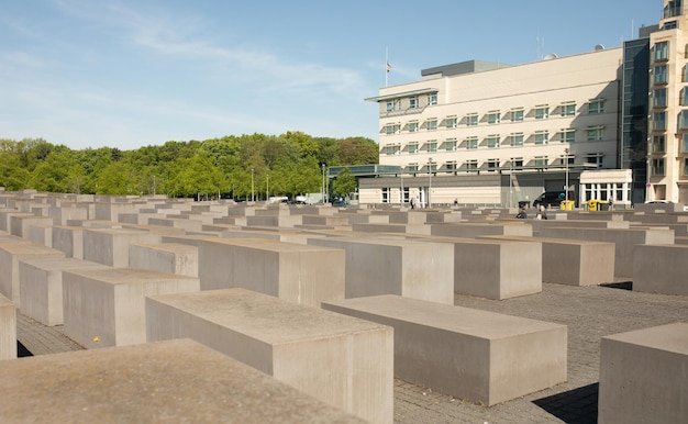 Foto ein großes gebäude mit einem weißen gebäude im hintergrund