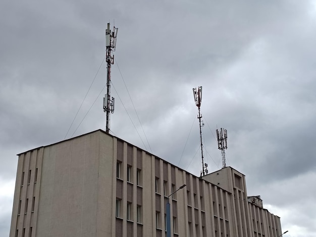 Ein großes Gebäude mit Handys darauf