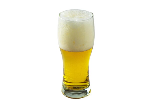 ein großes glas frisches kaltes bier auf weißem hintergrund st patricks day concept