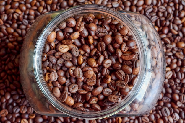 Ein großes Glas Kaffeebohnen.